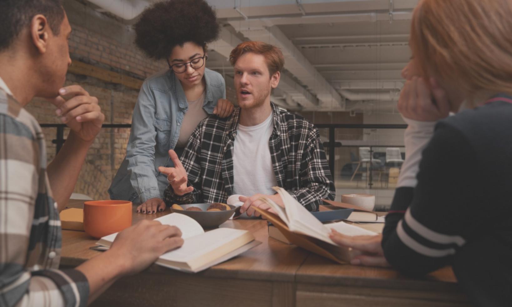 Detaillierte Unterrichtsmaterialien und Arbeitsunterlagen auf einem Schreibtisch